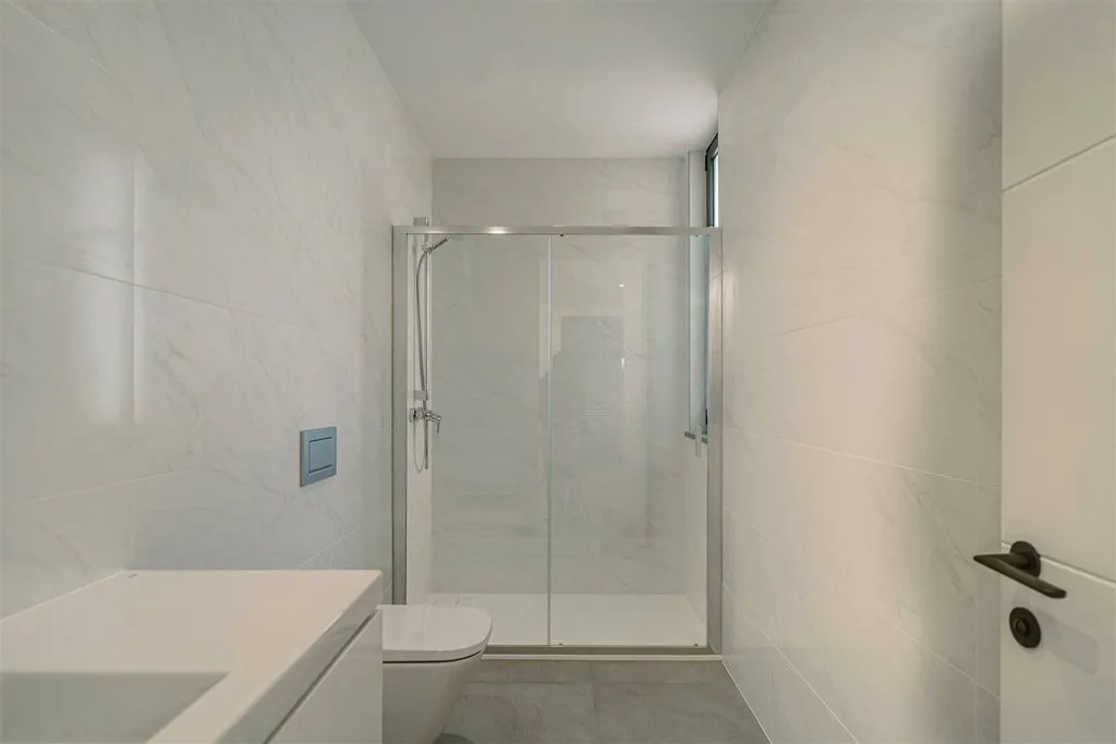 Salles de bain - Contemporary Semidetached with Rooftop in Fuseta