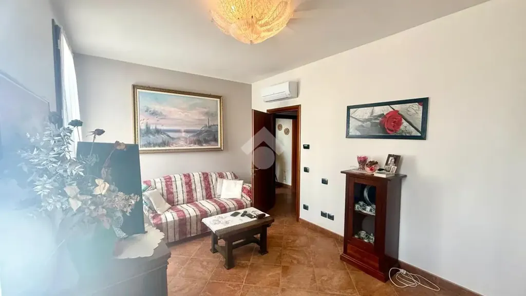 Elutuba - Two-Storey Apartment with Balcony in Guastalla
