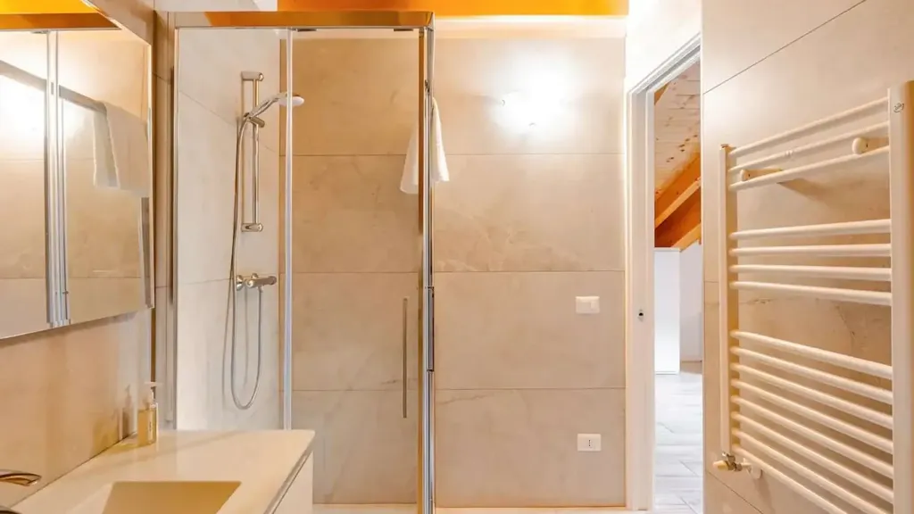 Salles de bain - Mansard Apartment with Lake View in Menaggio