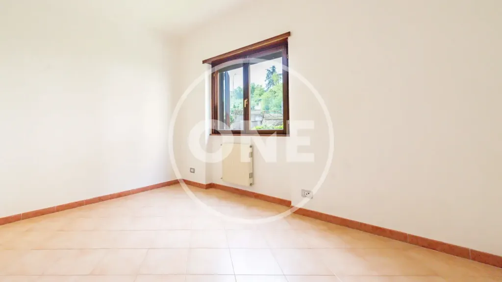 Pièces - Three-Bedroom Apartment with Balcony in Rome