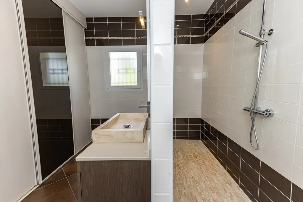 Salles de bain - Maison Contemporaine avec Piscine au Nord de Pau