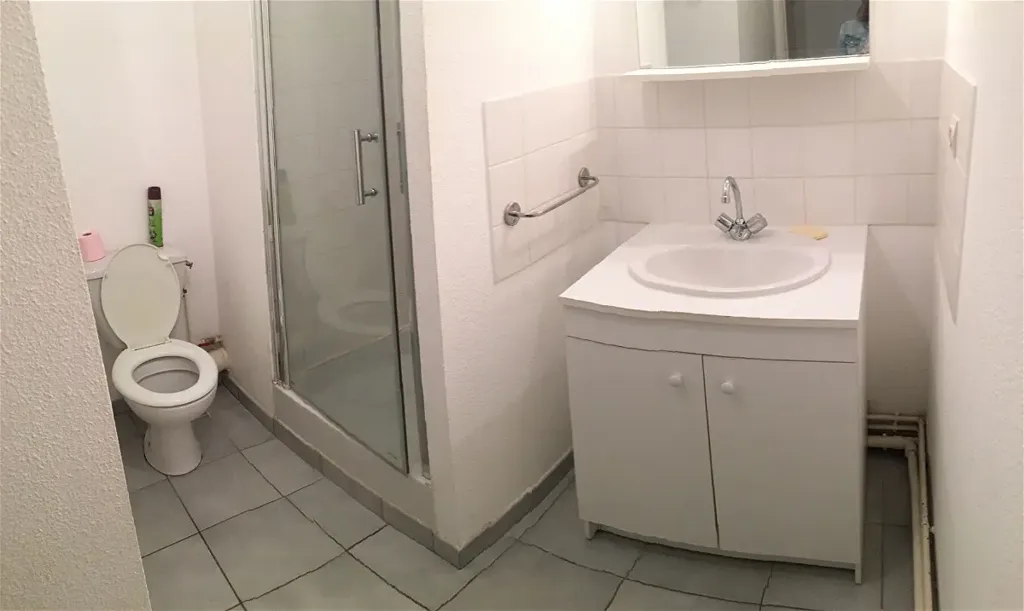 Salles de bain - Appartement 1 Pièce dans Résidence Calme à Angers
