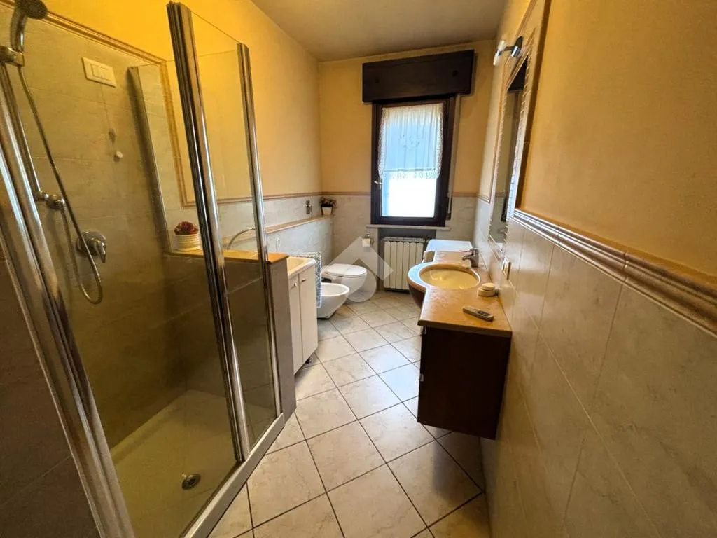 Salles de bain - Quadrilocale with Balcony in Mantova