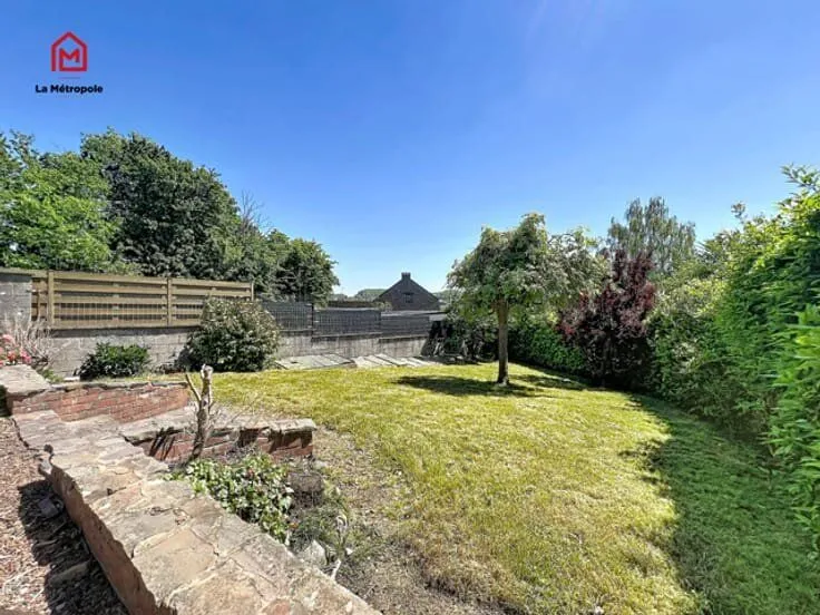 Aed - Three-Faced House with Garden and Garage