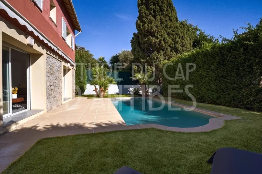 Piscine - Villa Luxueuse avec Piscine à Antibes