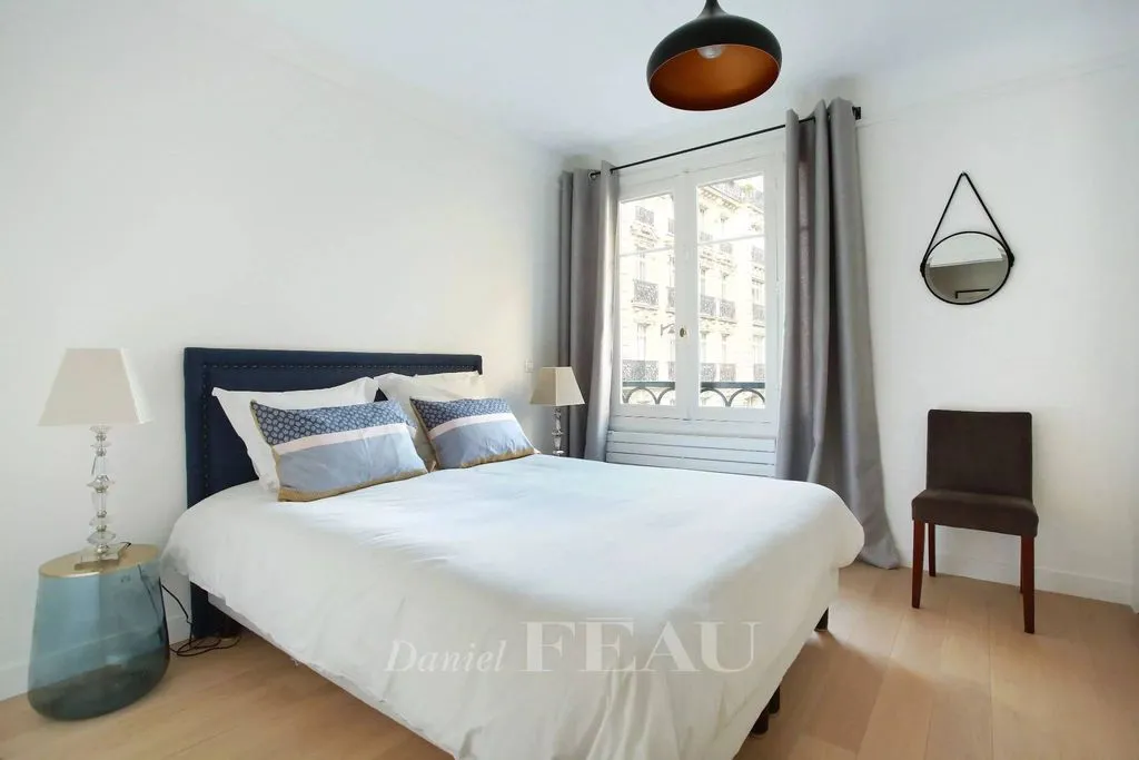 Bedrooms - Art-Deco Apartment with Fireplace in Paris