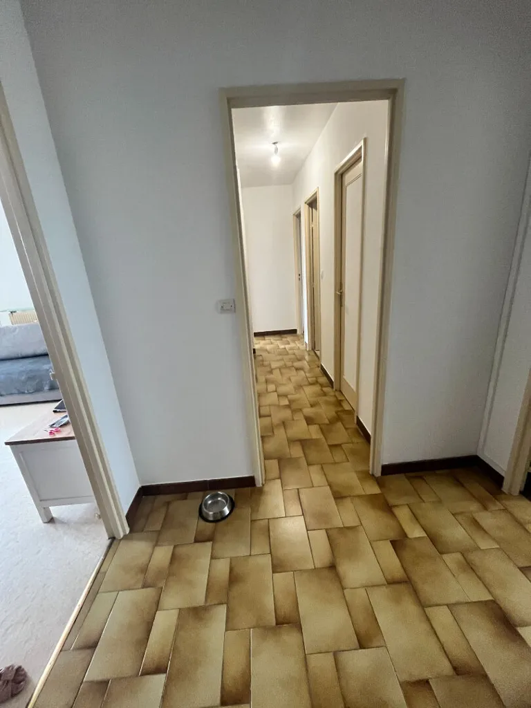 Hallway - 3-Bedroom Apartment with Balcony in Reims