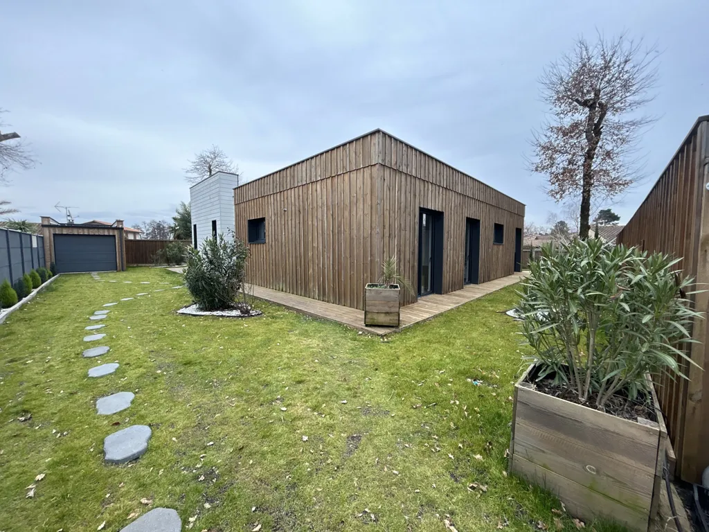 Garden - Architect's House with Wood Frame in Corbiac