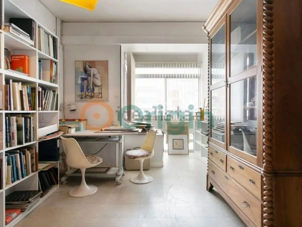 Bureau - Architect-Designed Flat with Terrace in Alto dos Moinhos