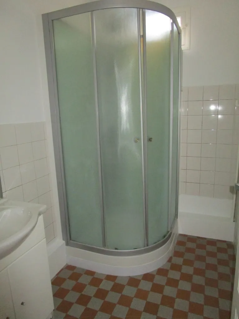 Salles de bain - Appartement 3 Pièces avec Cave à Valence
