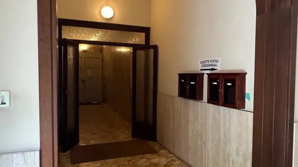 Entrée - Loft Apartment with Large Windows in Mantova Centre
