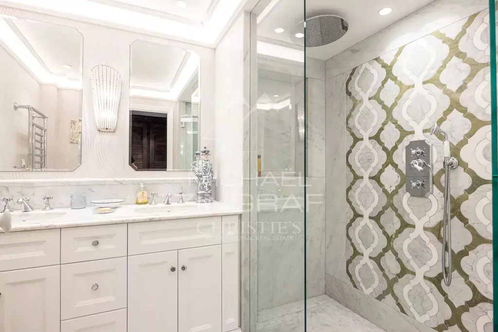 Bathrooms - Villa with Sea View near Cap d'Antibes