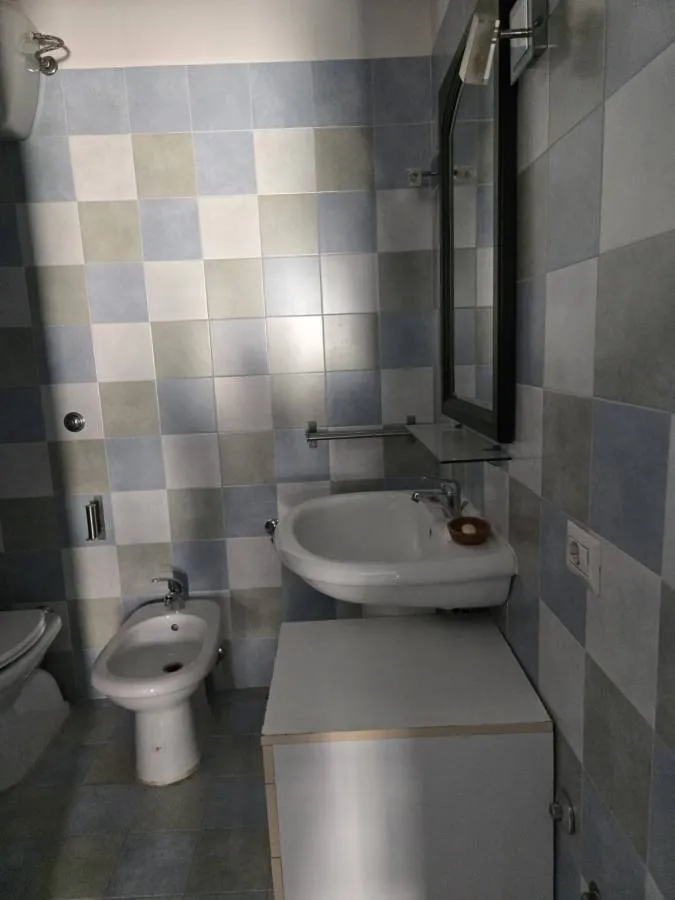 Salles de bain - Rearranged 2-Bedroom Apartment in Caserta