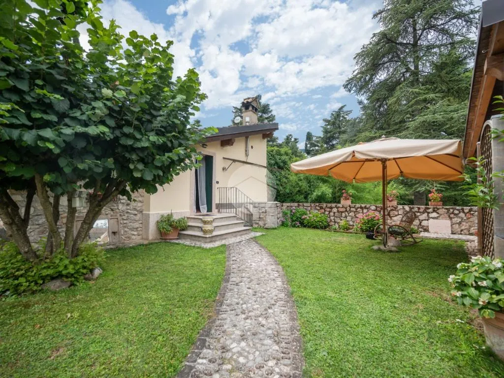 Giardino - Rustic Corte with Pool in Costermano