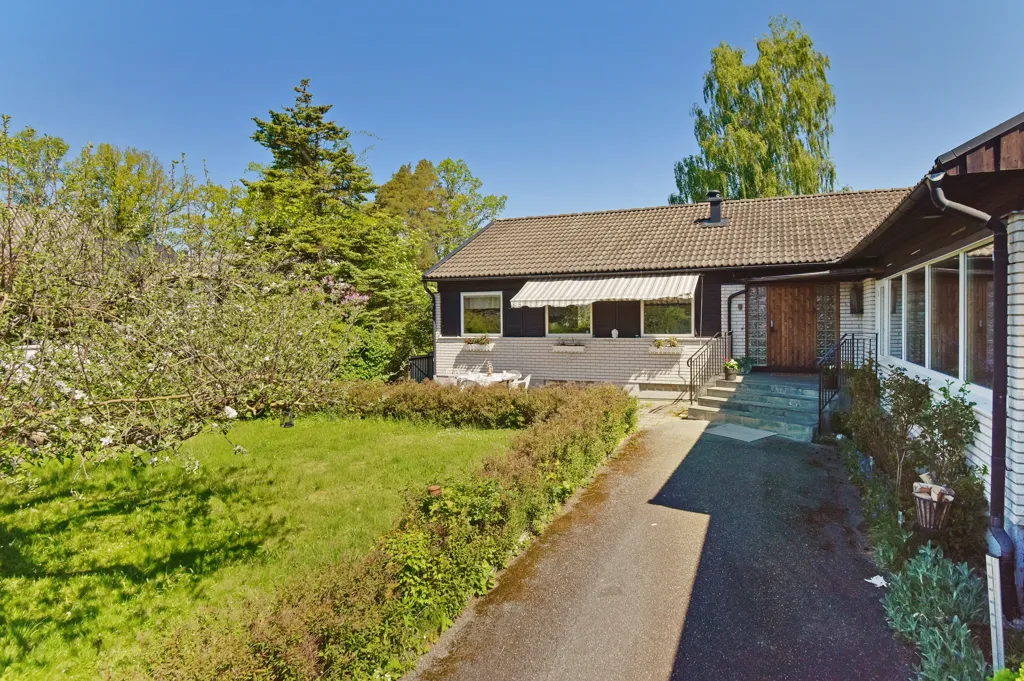 Jardin - 60s Villa with Large Garden in Västra Jakobsberg