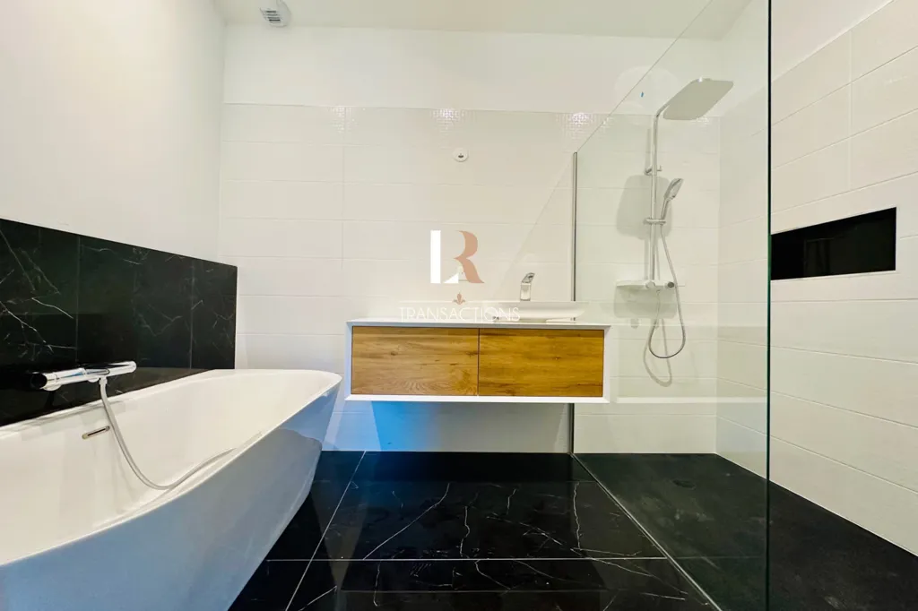 Salles de bain - Maison Neuve avec Piscine à Lagord