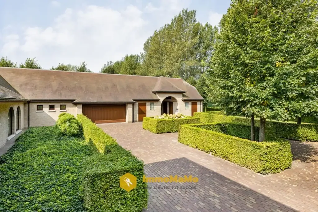 Extérieur - Villa avec Piscine Intérieure et Écuries à Mendonk