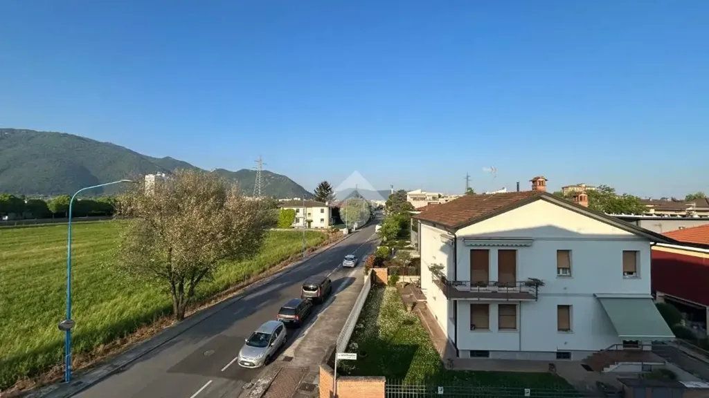 Välivaade - 3-Room Apartment with Balcony in Brescia