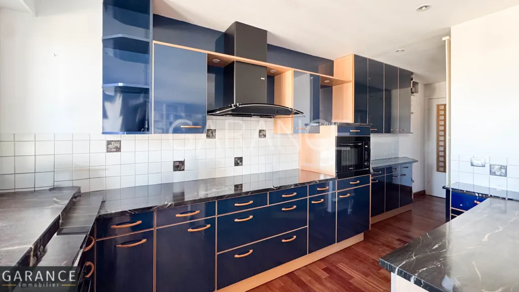 Kitchen - 6-Piece Flat with Balcony in Alésia