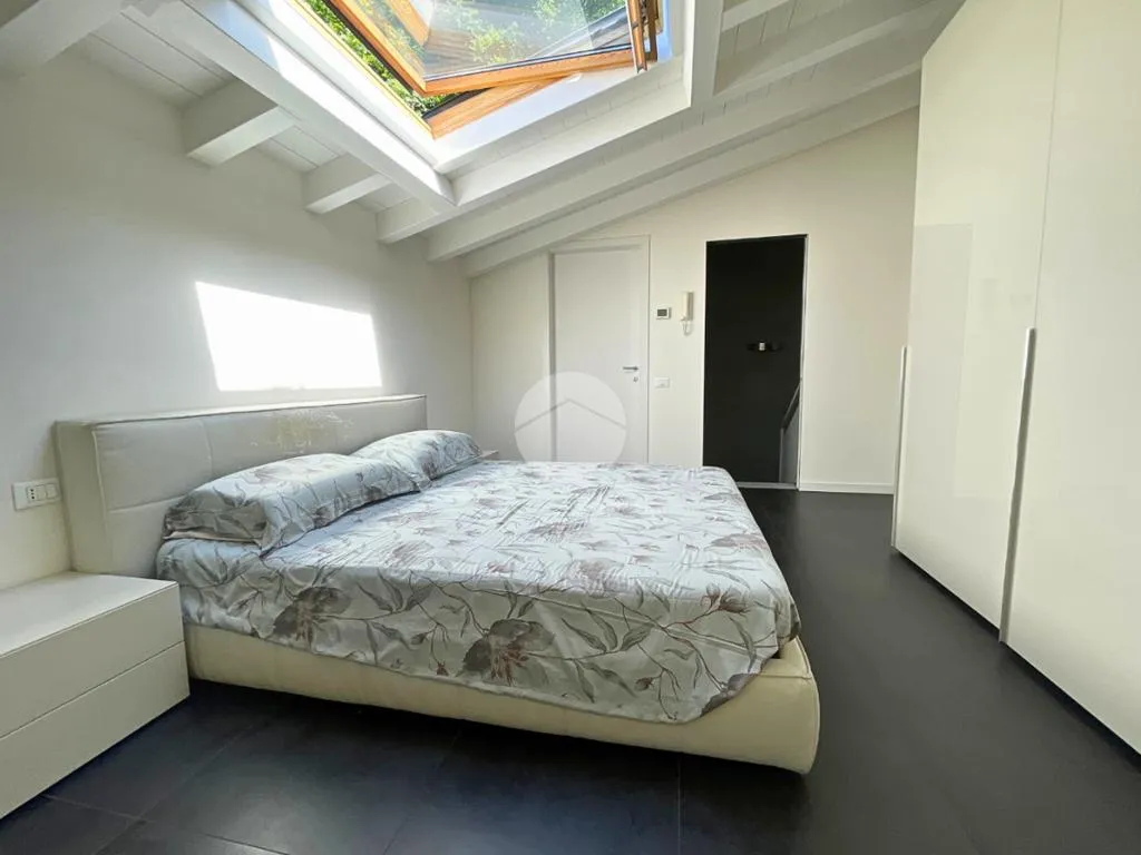 Chambres - Refined Two-Level Apartment with Lake View in Sarnico