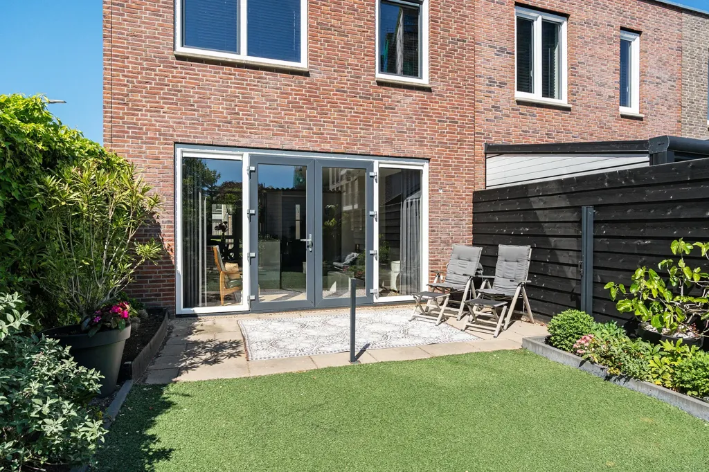 Aed - Modern Corner House with Solar Panels in 's-Gravenhage