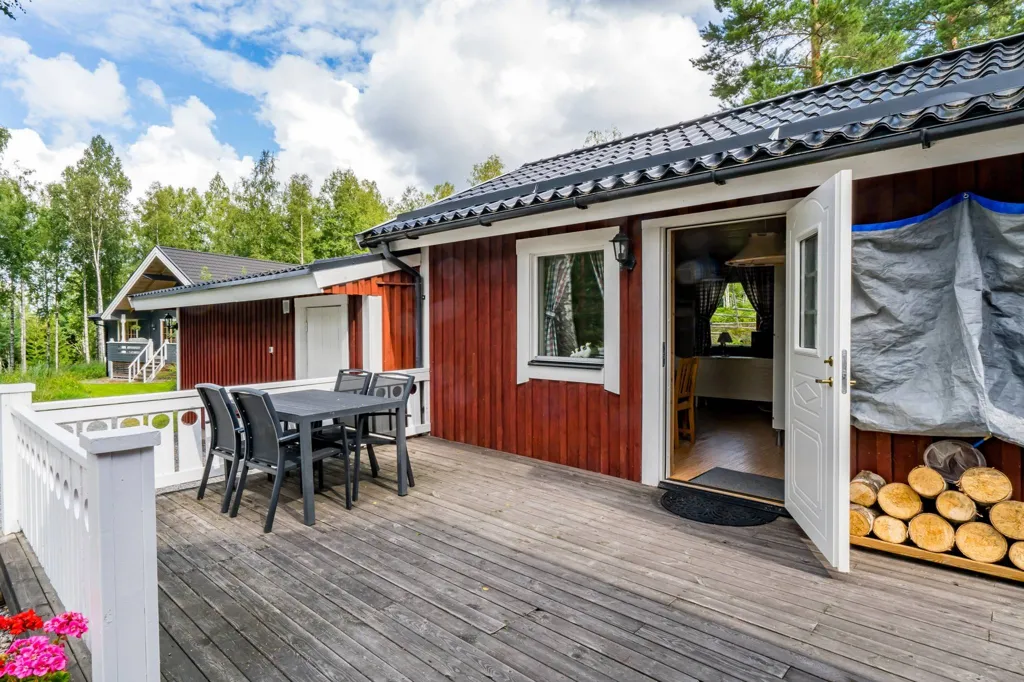 Terrass - Charming Cottage with Lake View in Örebro