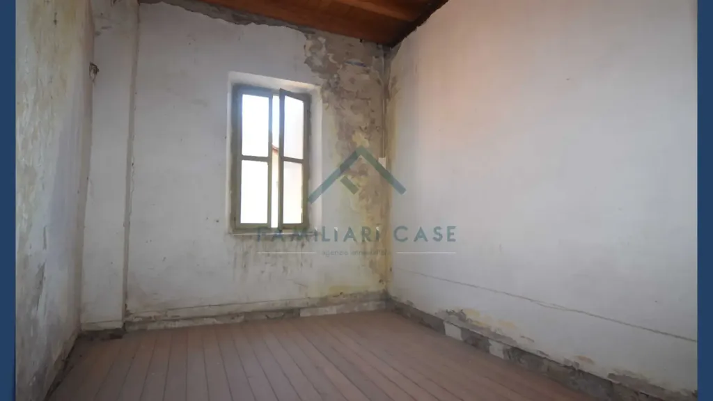 Pièces - Terraced Villa for Renovation in Varese