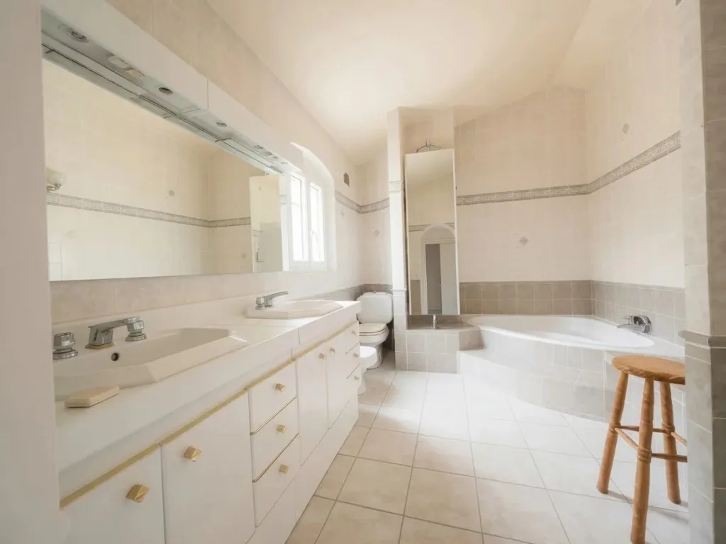 Bathrooms - Luxury Villa with Sea View in Cabris