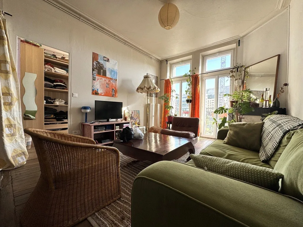 Living Room - 2-Bedroom Apartment with Balcony in Nancy