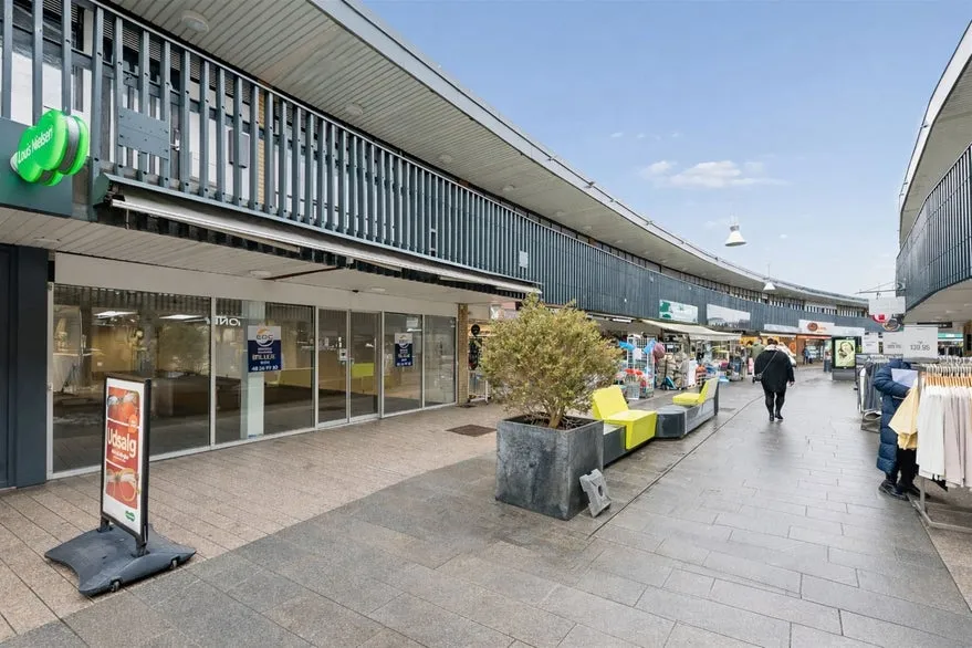 Välivaade - Retail Space with Prominent Facade in Egedal Centret