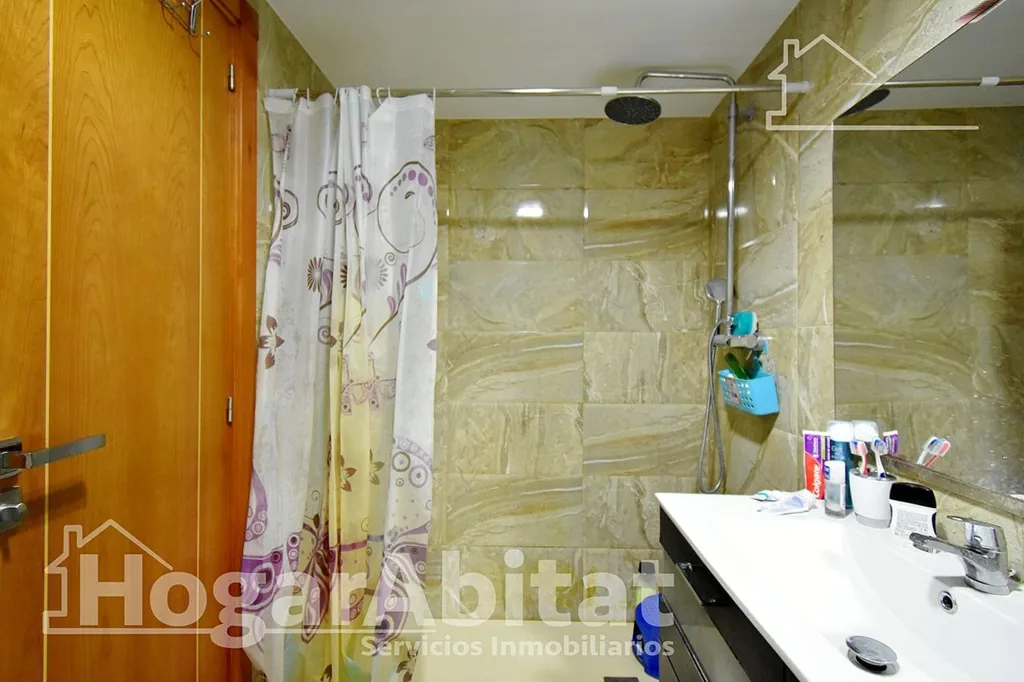 Vannitoad - Spacious Flat with Balcony in Oliva