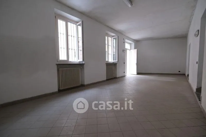 Toad - Commercial Space with Garden in Asti