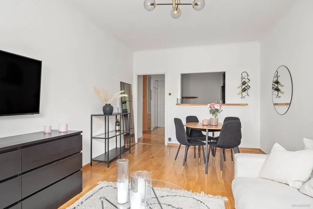 Living Room - Modern 2nd Floor Flat with Balcony in Central Location