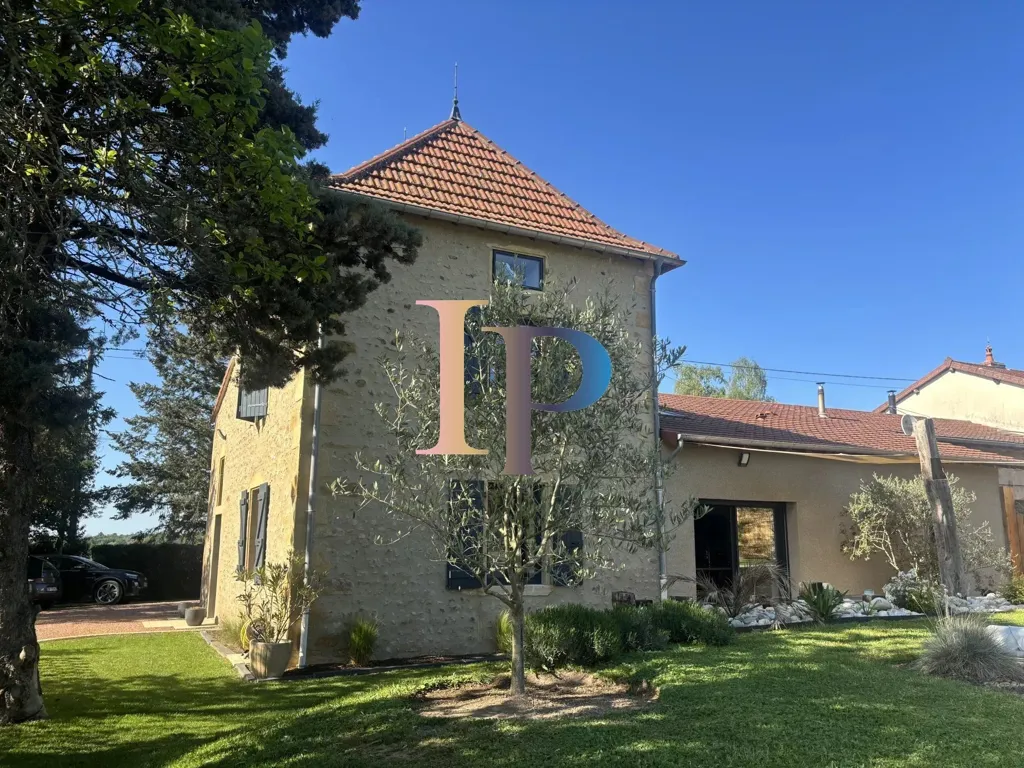Extérieur - Maison en Pierre Rénovée avec Piscine près de Charlieu