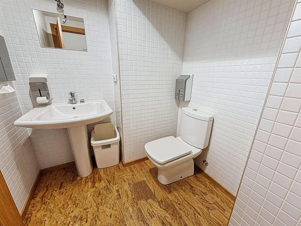 Vannitoad - Commercial Space with High Ceilings in Burjassot