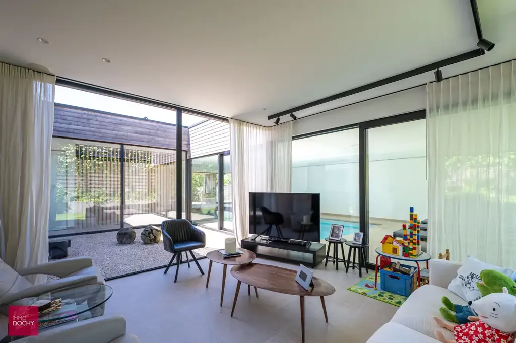 Elutuba - Spacious Villa with Indoor Pool in Suburb