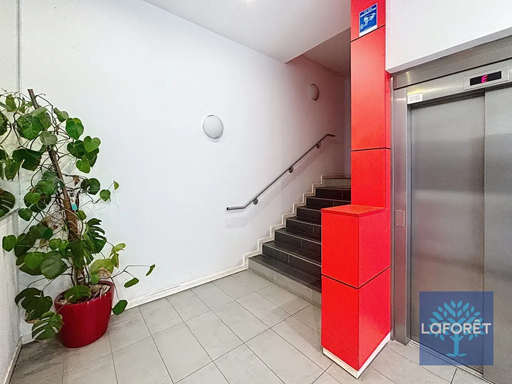 Esik - Modernised 3-Bed Flat with Balcony in Cergy