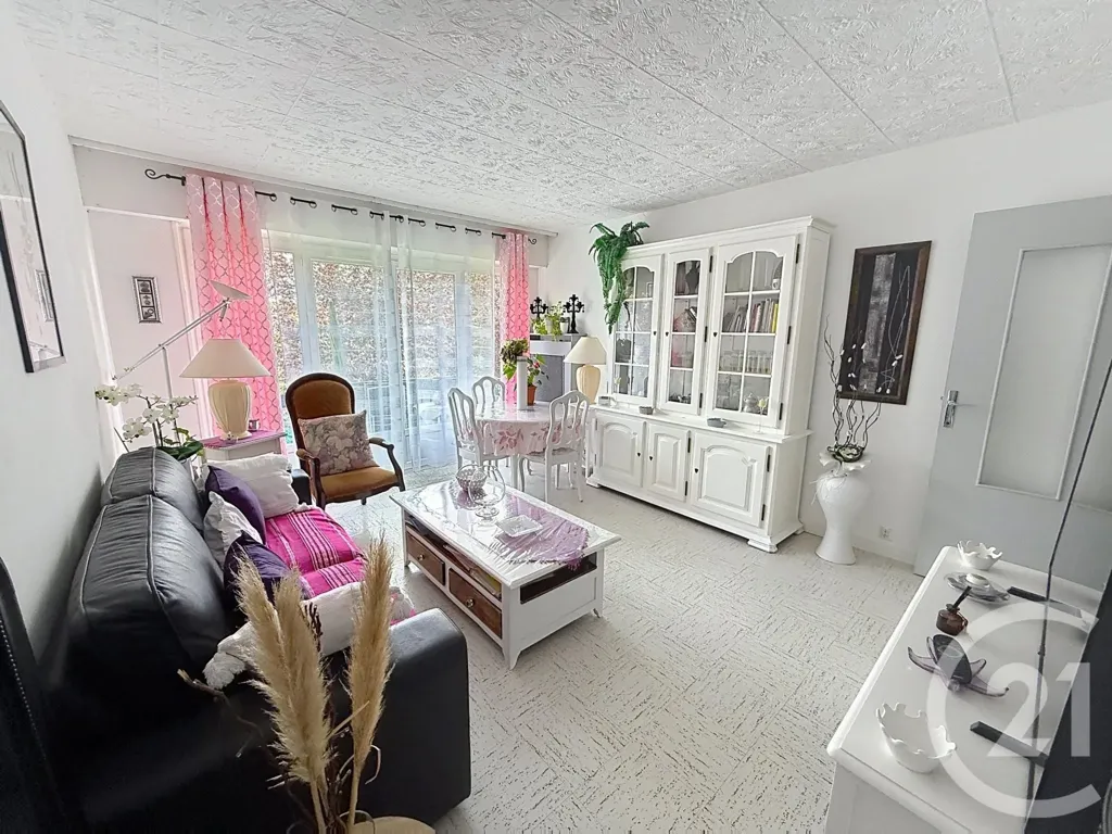 Soggiorno - 3-Bedroom Apartment with Balcony in Gonesse
