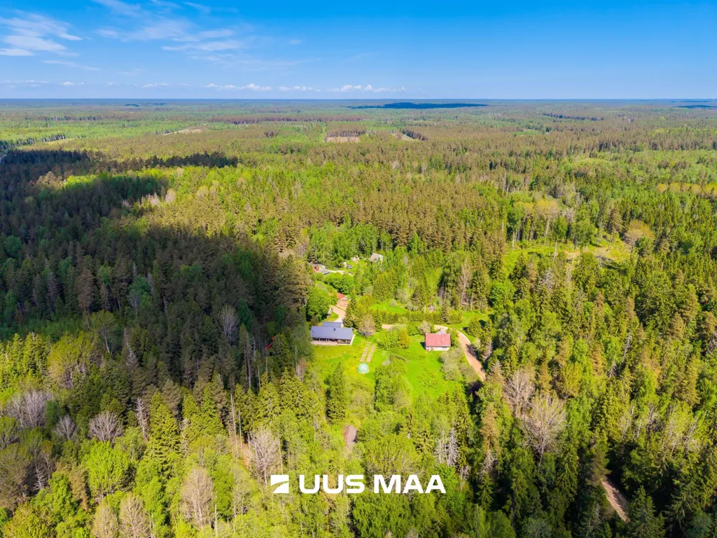 Vue aérienne - Scenic Plot with Building in Aegviidu