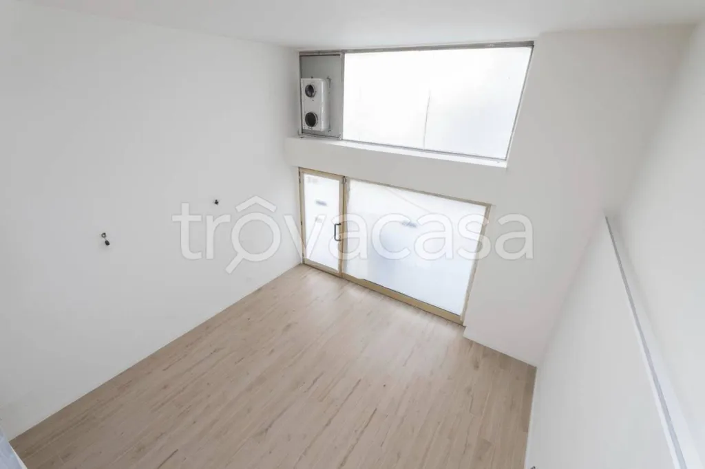 Pièces - Modern Loft with Dual Access in Turin