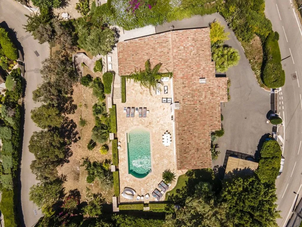 Vue aérienne - Villa Luxueuse avec Piscine à Cannes