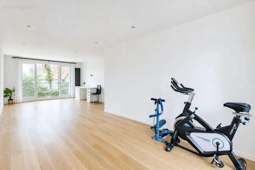 Elutuba - Bright 4-Bed Flat with Parking in Montmorency