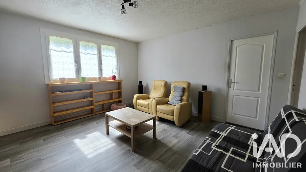 Living Room - Apartment with Loggia in Pont-Saint-Esprit