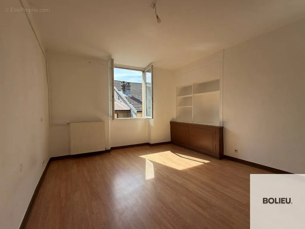 Rooms - Investment Building with Shops in Belley