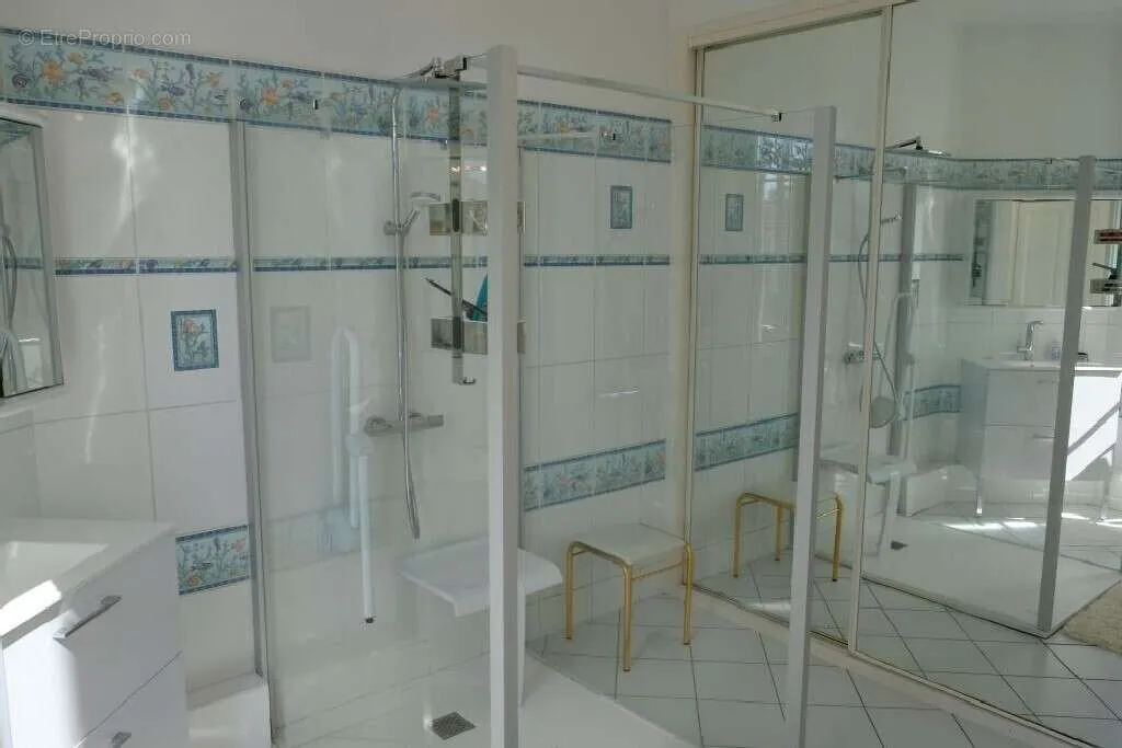 Salles de bain - Maison de Charme avec Jardin à Vichy