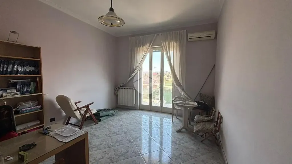 Bureau - 3-Bedroom Apartment with Balcony in Naples