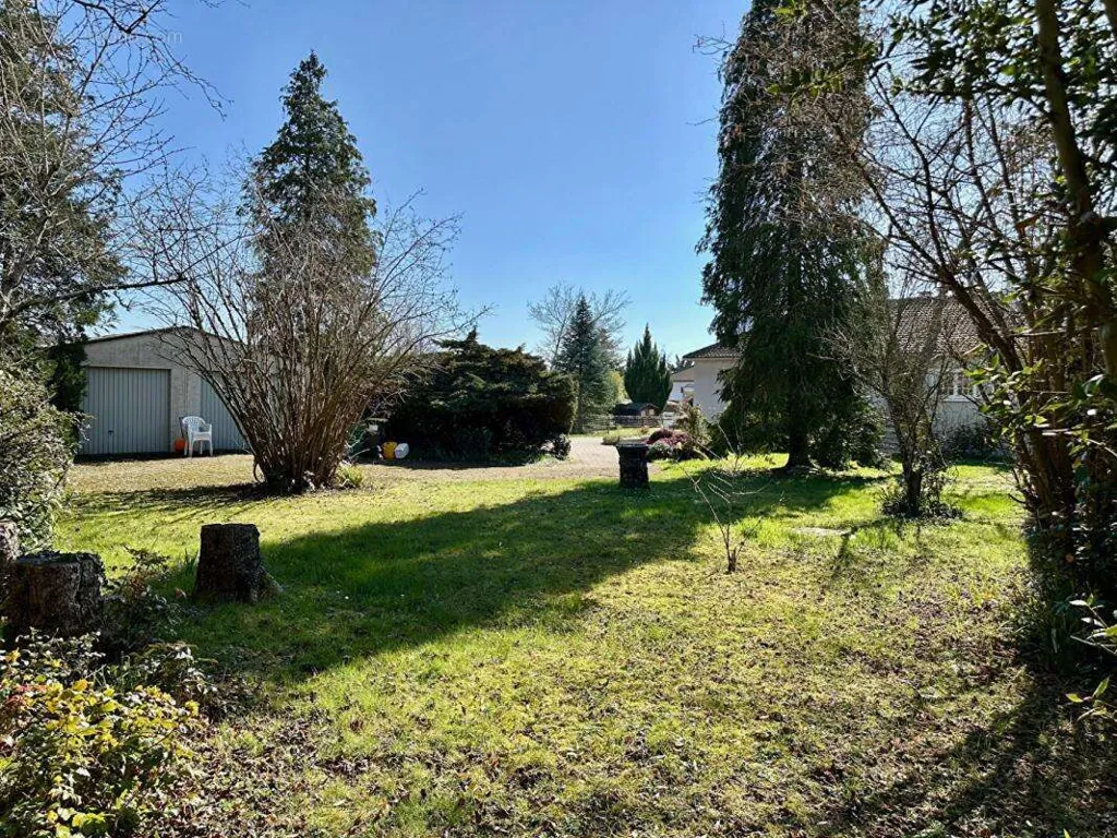 Jardin - Pavillon Spacieux avec Jardin à VILLEMANDEUR