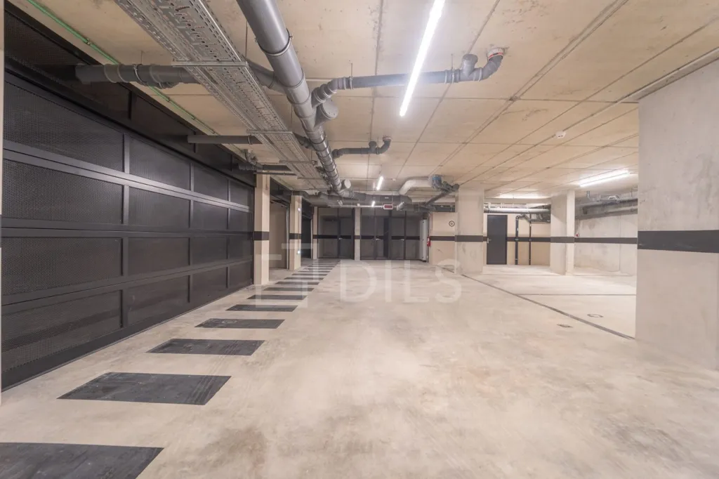 Garage - Luxury 3-Bedroom Flat with River Views in Vila Nova de Gaia