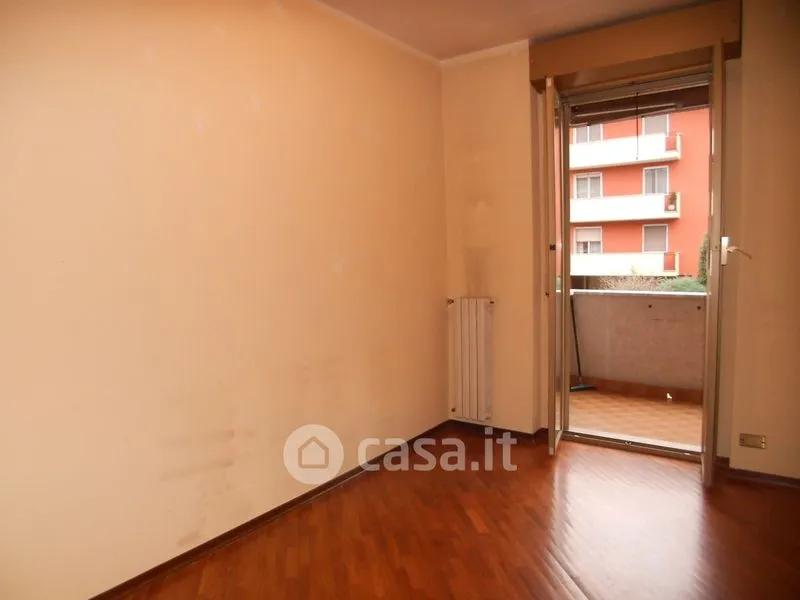 Pièces - 4-Bedroom Apartment with Balcony in Novara