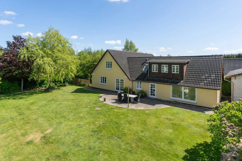 Vista aérea - House with Business Potential and Large Garden by Alling Å